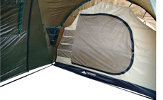 Сетчатый вход внутренней палатки продублирован закрытием из ткани на молнии